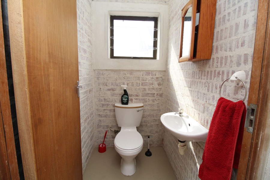 5 Bedroom Property for Sale in Middedorp Western Cape